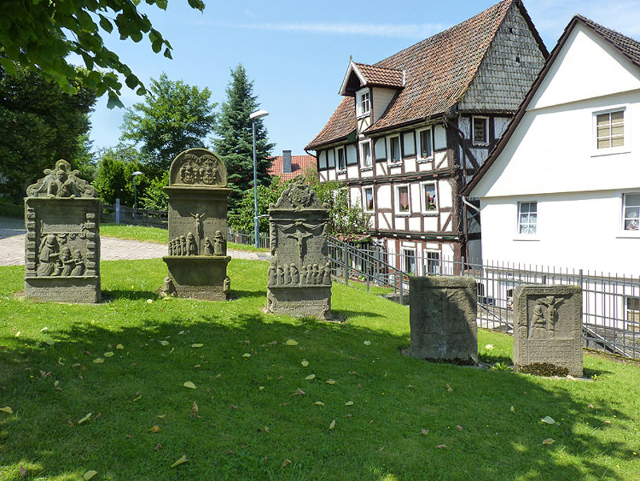 Alte Grabsteine auf dem Kirchplatz